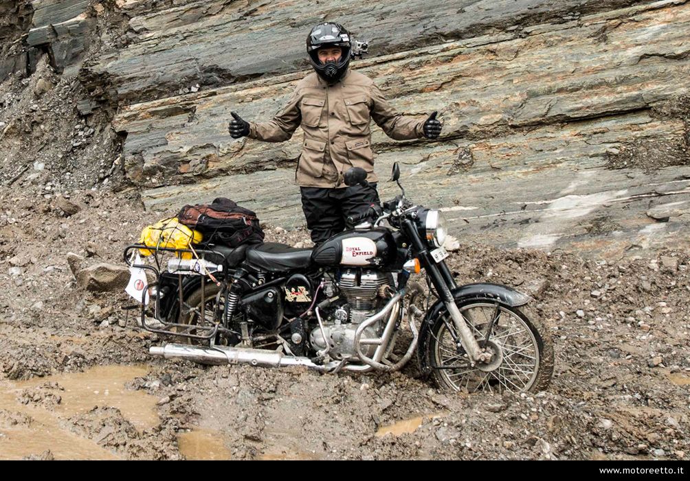 motoreetto in die modder van Rohtang pas Ladakh Himalaya