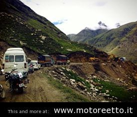 rohtang pasar Ladakh Enfield real en el camino traffico