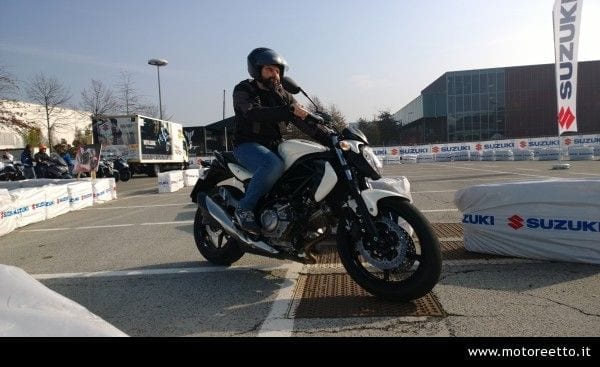 foto a suzuki gladius 650 scattata con windows nokia lumia 1020
