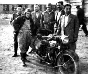 alberto granado and ernesto guevara with norton powerful m18 II in 1951