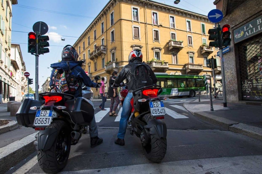 mejor viaje Bosch Alex Chacon y motoreetto semáforo Nicola Andreetto milano