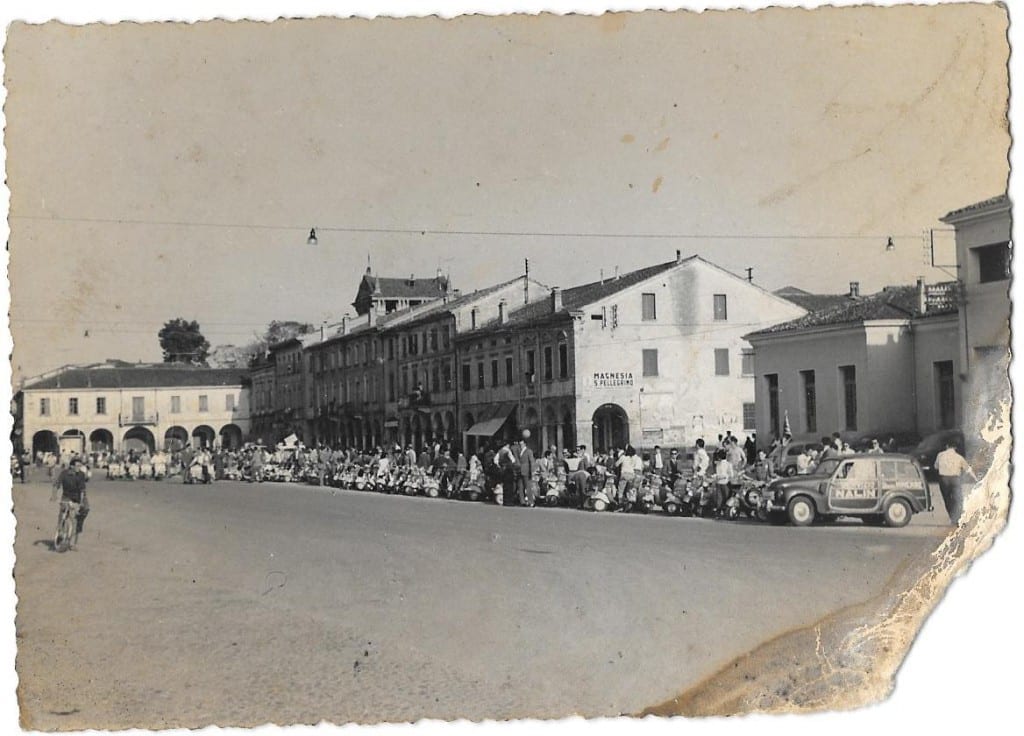 piazza minerbe anni sessanta tutti in vespa - motoreetto per ferro magazine