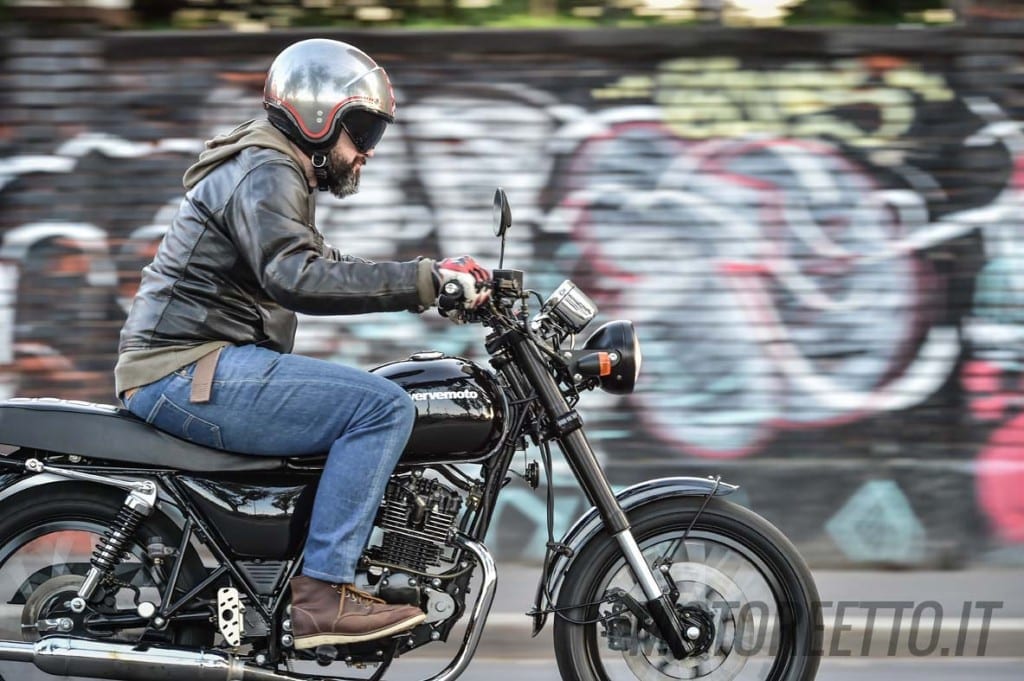 s clásica 125 brío motocicleta conducida por motoreetto