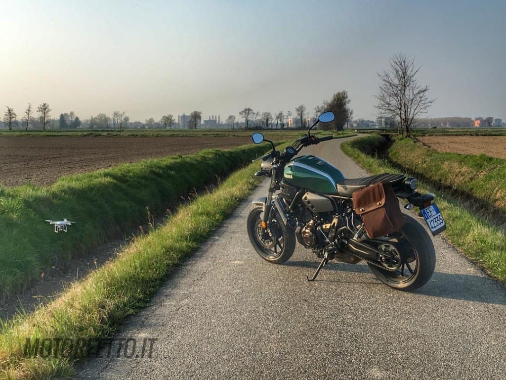 xsr 700 Yamaha motoreetto toets met dreun