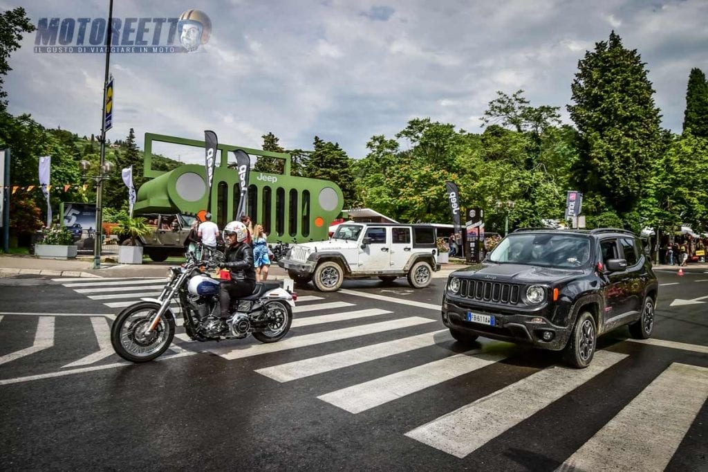 motoreetto dhe soiatti e Harley dhe xhipa që udhëtojnë në Portorozh xhip Fotografitë serë në frontin e fshatit