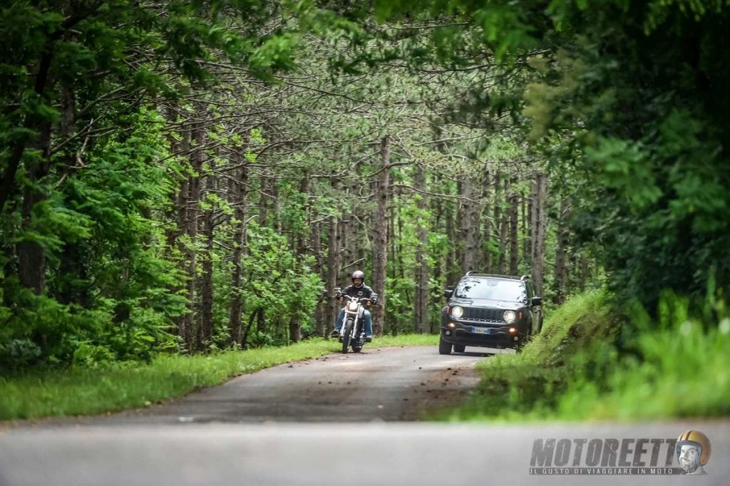 strade Eslovenia con Jeep Renegade e Harley Davidson bajos ciclista