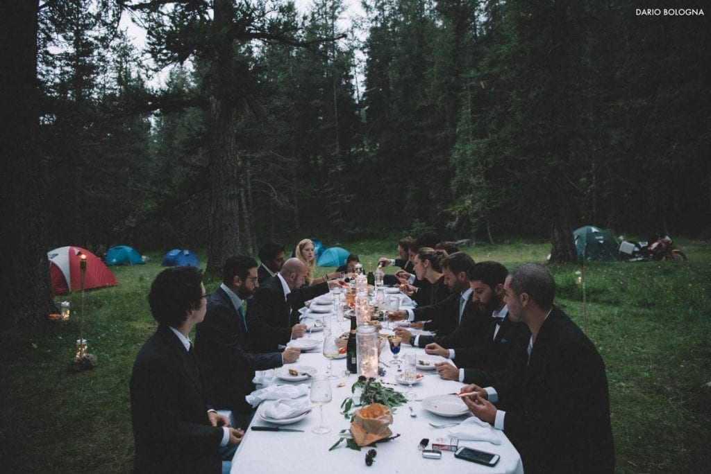 tutti a tavola in mezzo al bosco con la fuoricena