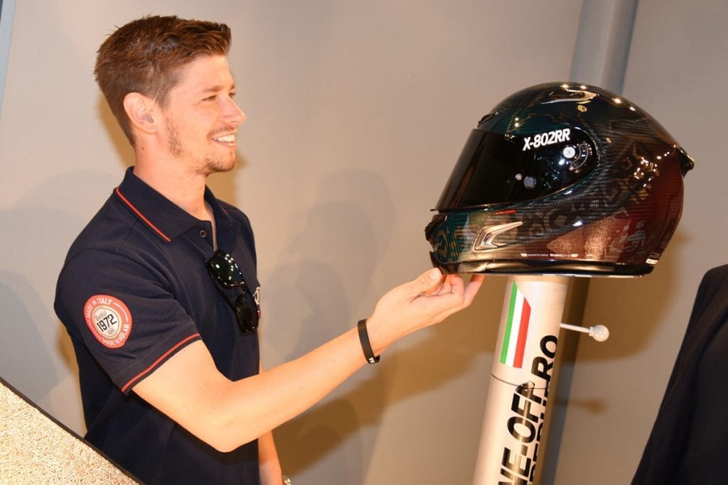 casey stoner e il suo nolan x-802rr ultra carbon super hero