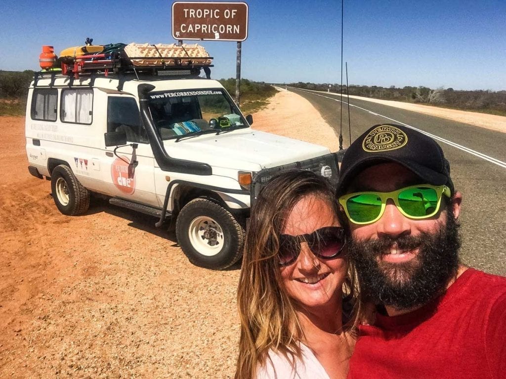 Australia moviéndose a lo largo de dos horas en coche están continuando con sus hijos