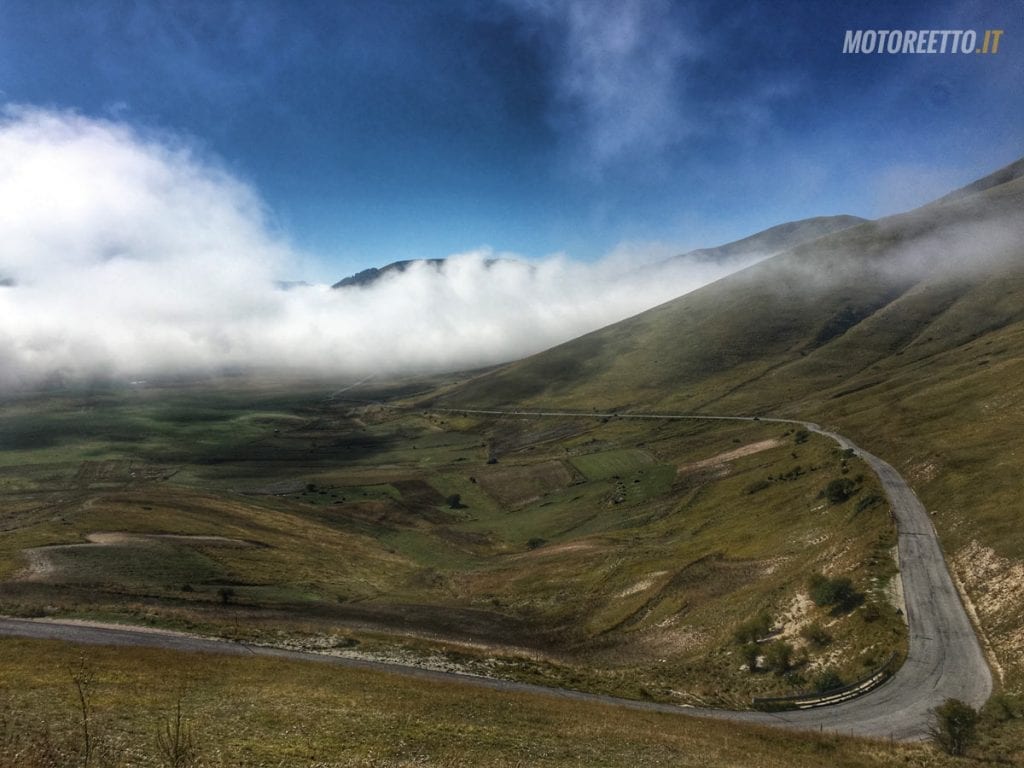 planer Castelluccio bjerge Sibillini mærker grusveje