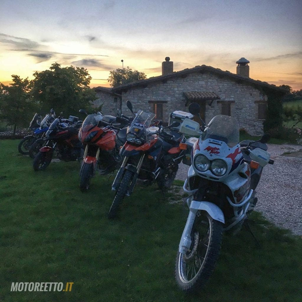 strade bianche marche marco polo team dirty roads le moto agriturismo le casette