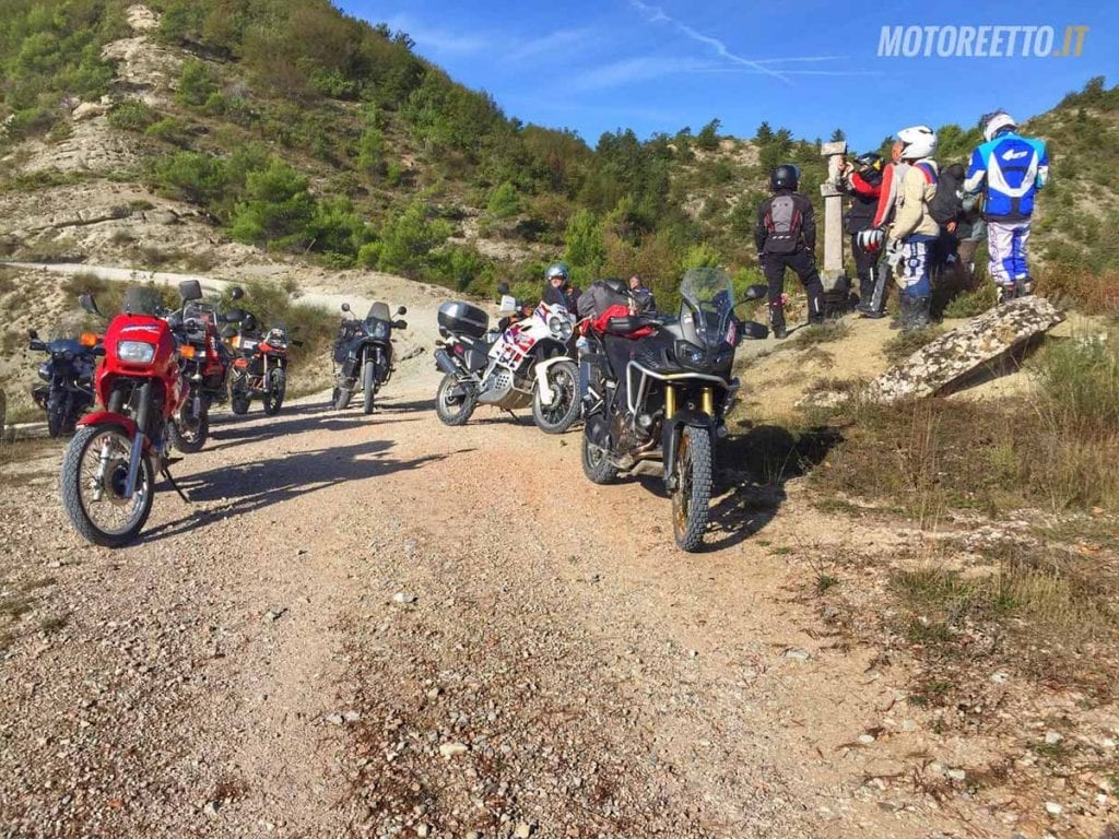 moto in sosta marche dirty roads strade bianche