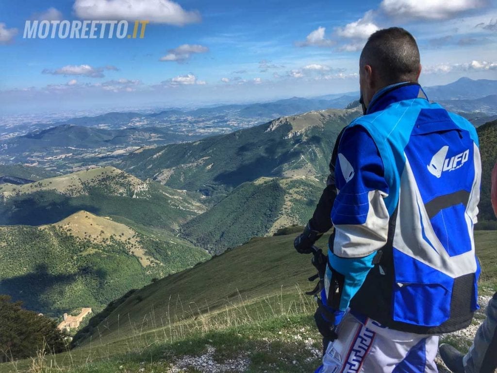 carreteras sin pavimentar en la carretera fuera de las marcas de escena enduro