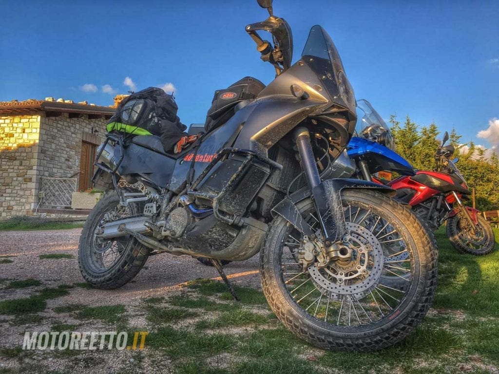 ktm 990 adventure on dirty roads during motoreetto brands dirt roads