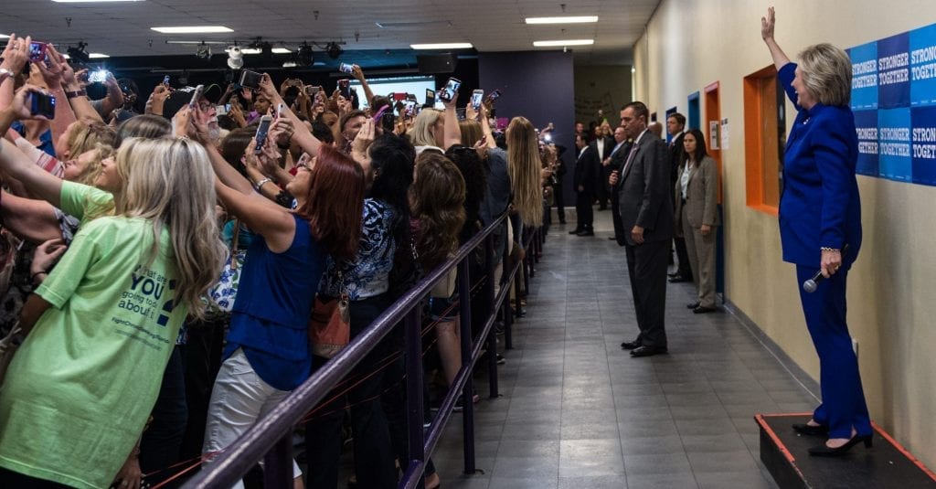 revista Iron Hillary Clinton grup selfies