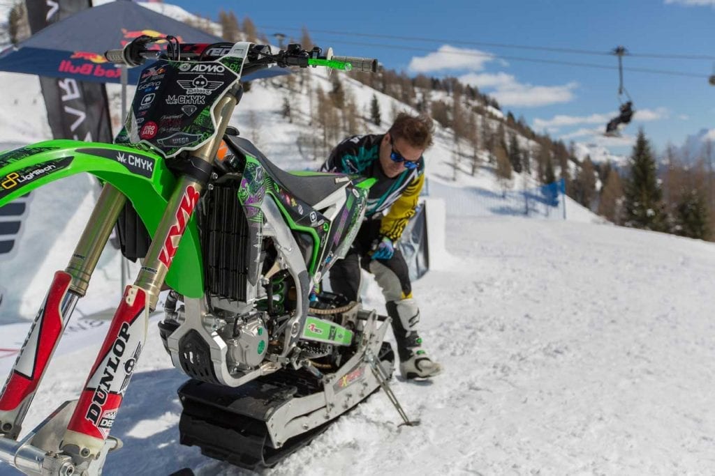 Alvaro sidste tjek sneen kit til hans Kawasaki