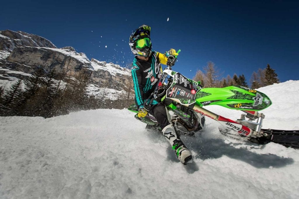 alvaro dal farra sulla neve con la sua kawasaki da sci