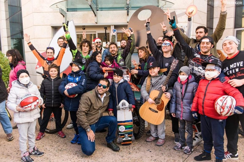 Inicio mototerapia Gaslini 2016 grupo delante de la entrada del hospital