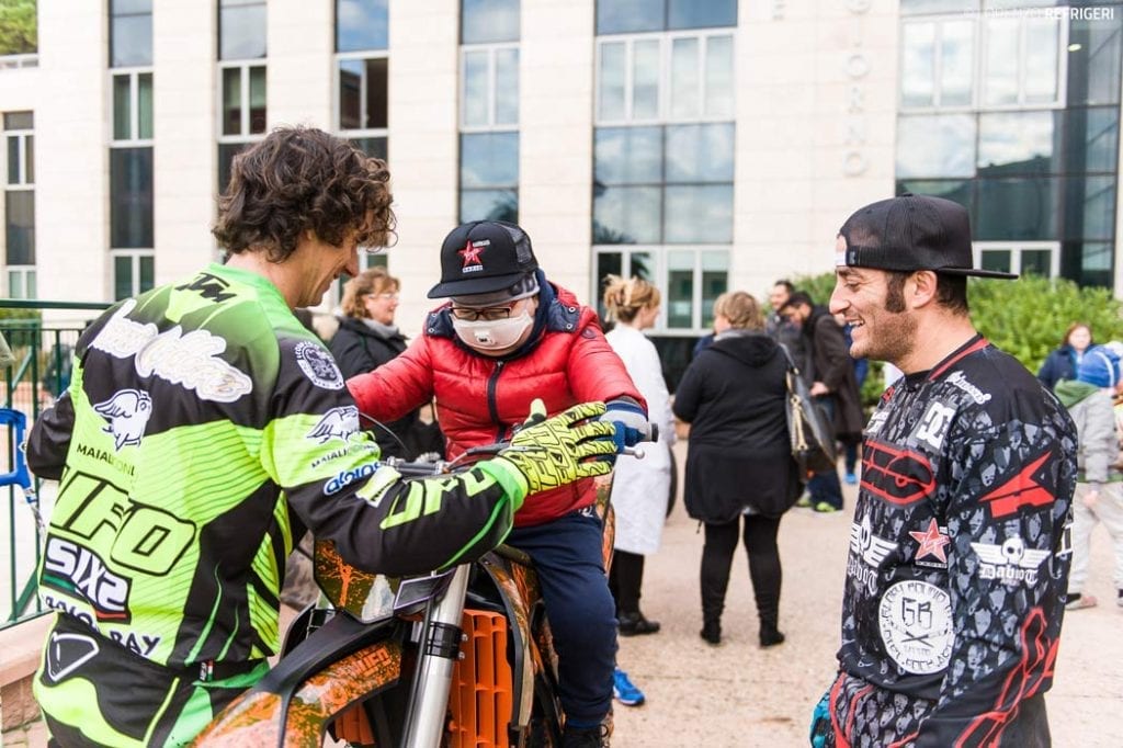 mototerapia gaslini genova prove di motocross davanti ingresso