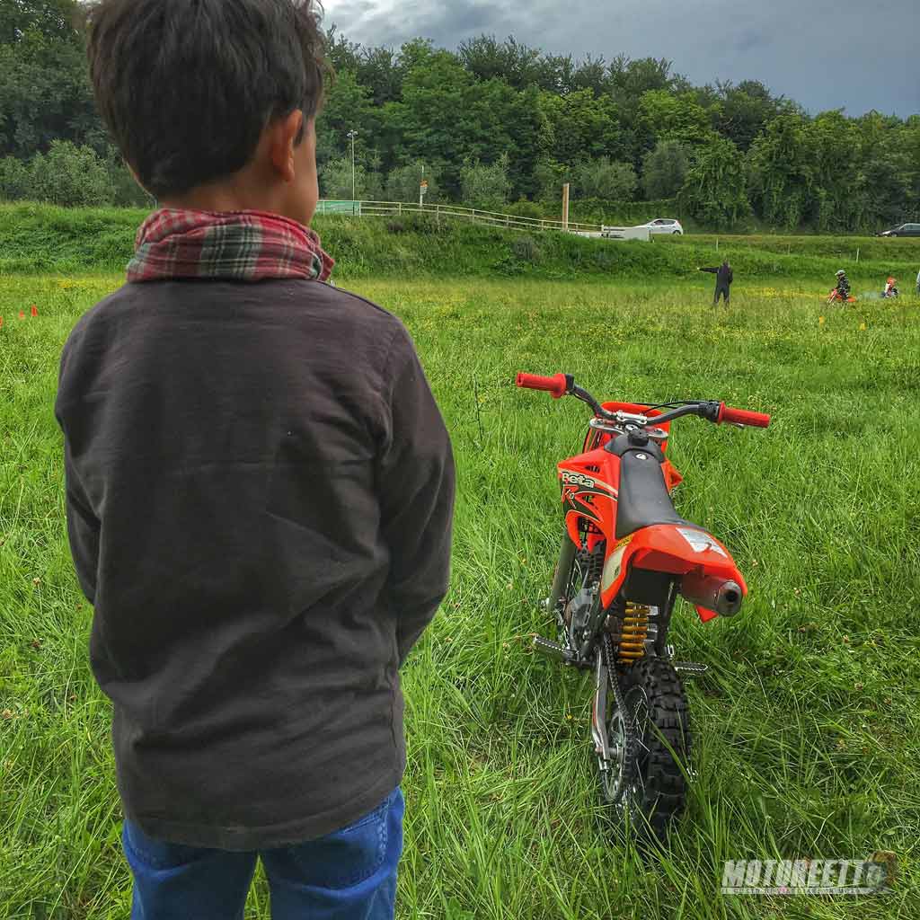 probador motoreetto sustituto de la escuela secundaria en bicicleta