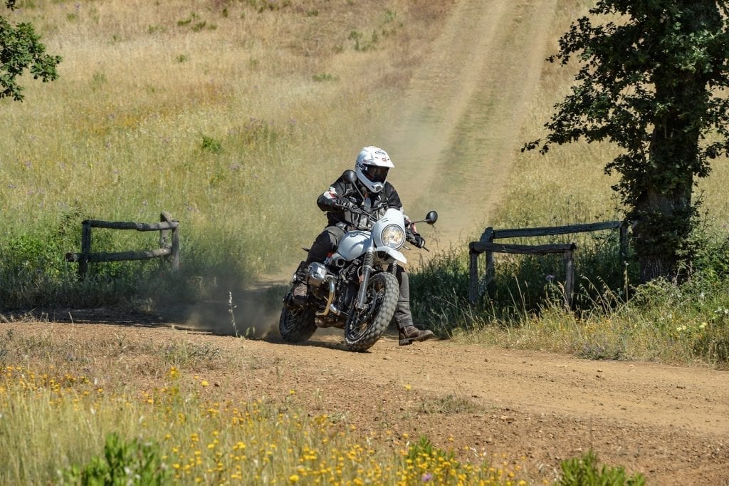 Urban BMW GS motoreetto prueba de la suciedad de prensa curva de vídeo