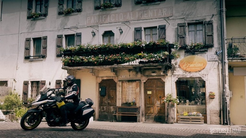 Velo Verona motoreetto lessinia manera de guía en una motocicleta Suzuki V-Strom 650