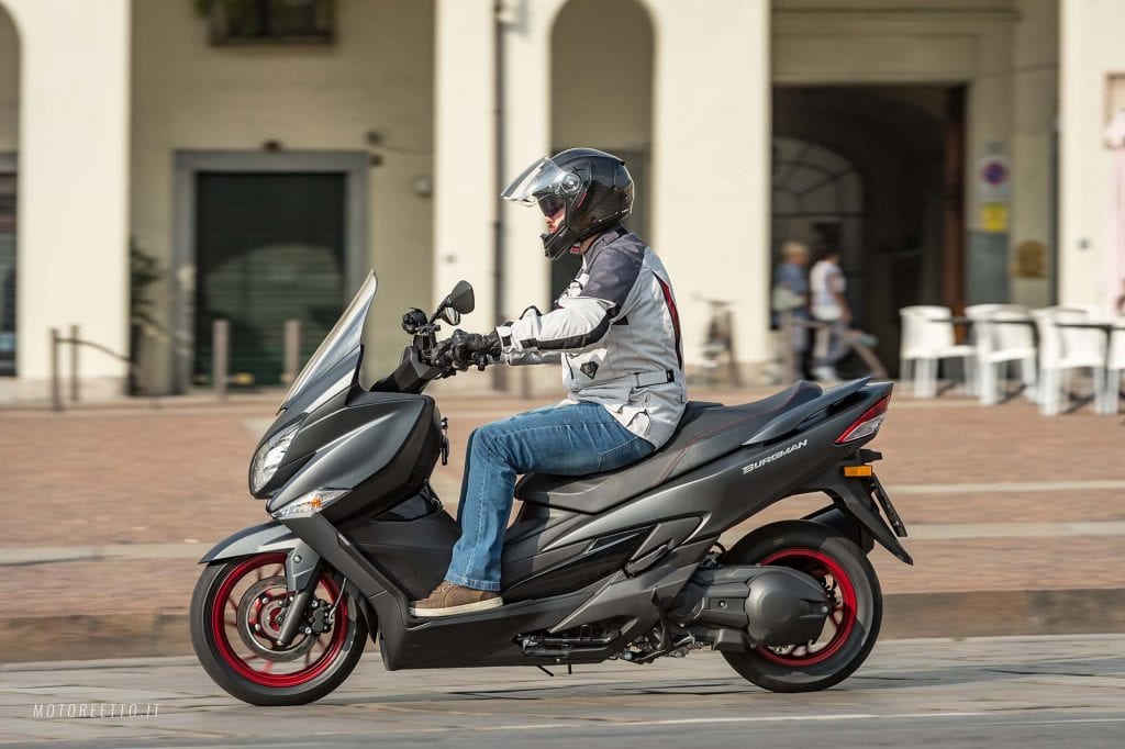 Suzuki Burgman prueba 2017 400 motoreetto lado izquierdo