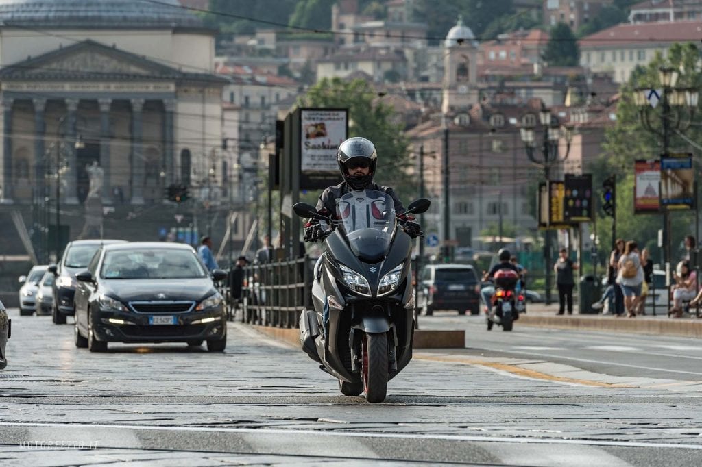 suzuki Burgman 400 2017 Torino i Piazza Vittorio stor mor motoreetto test