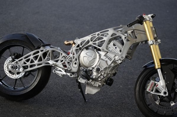 la primera motocicleta con el bastidor y el basculante hecho en la impresión en 3D