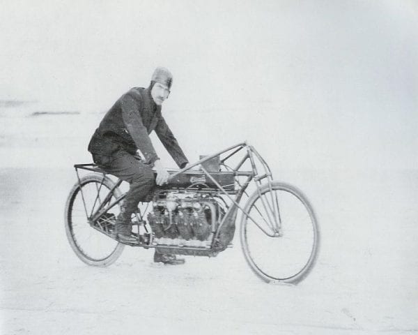 glenn curtiss sulla sua v8 nel 1907