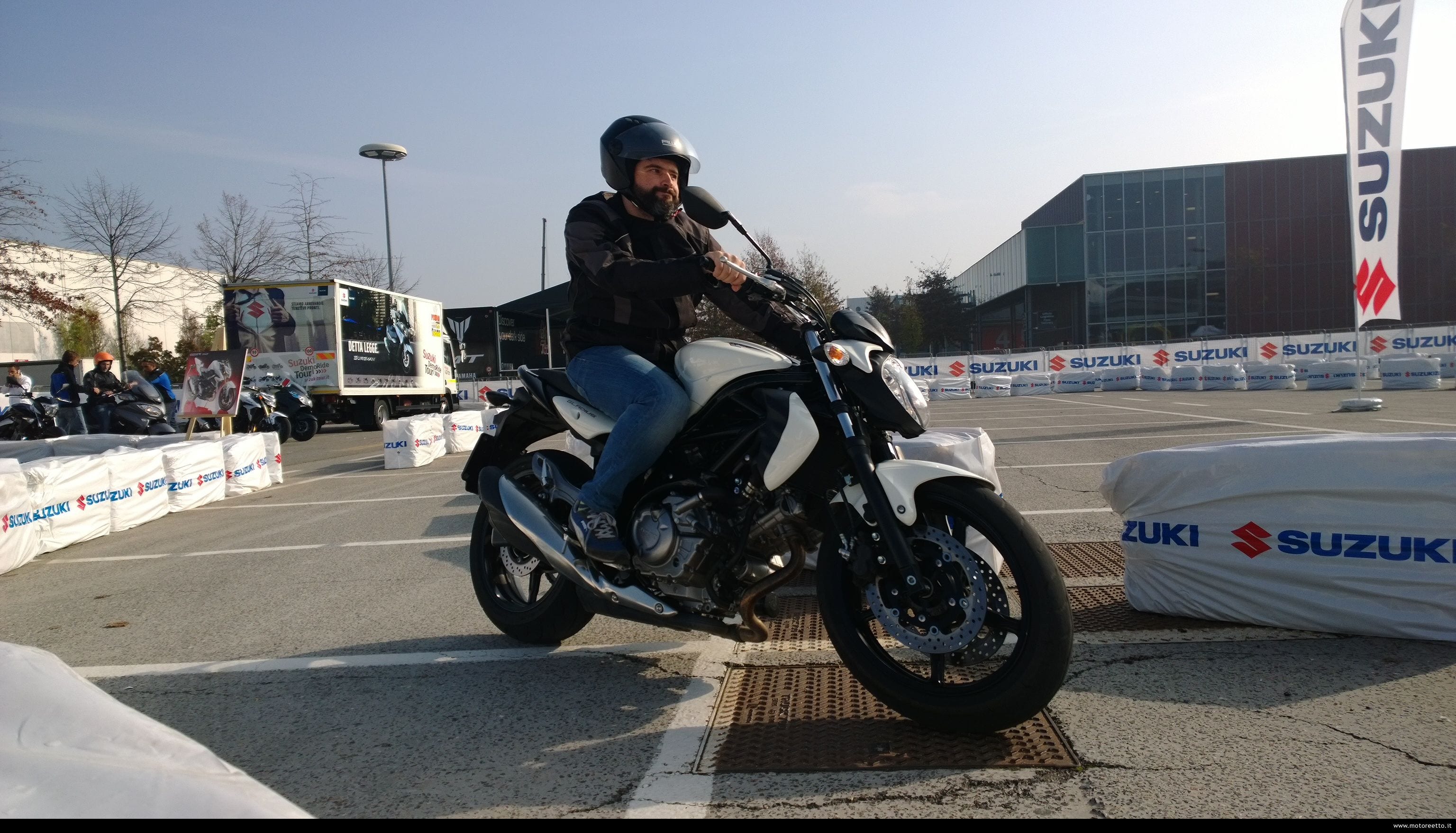 foto Un gladius suzuki 650 tomada con ventanas Lumia Nokia 1020