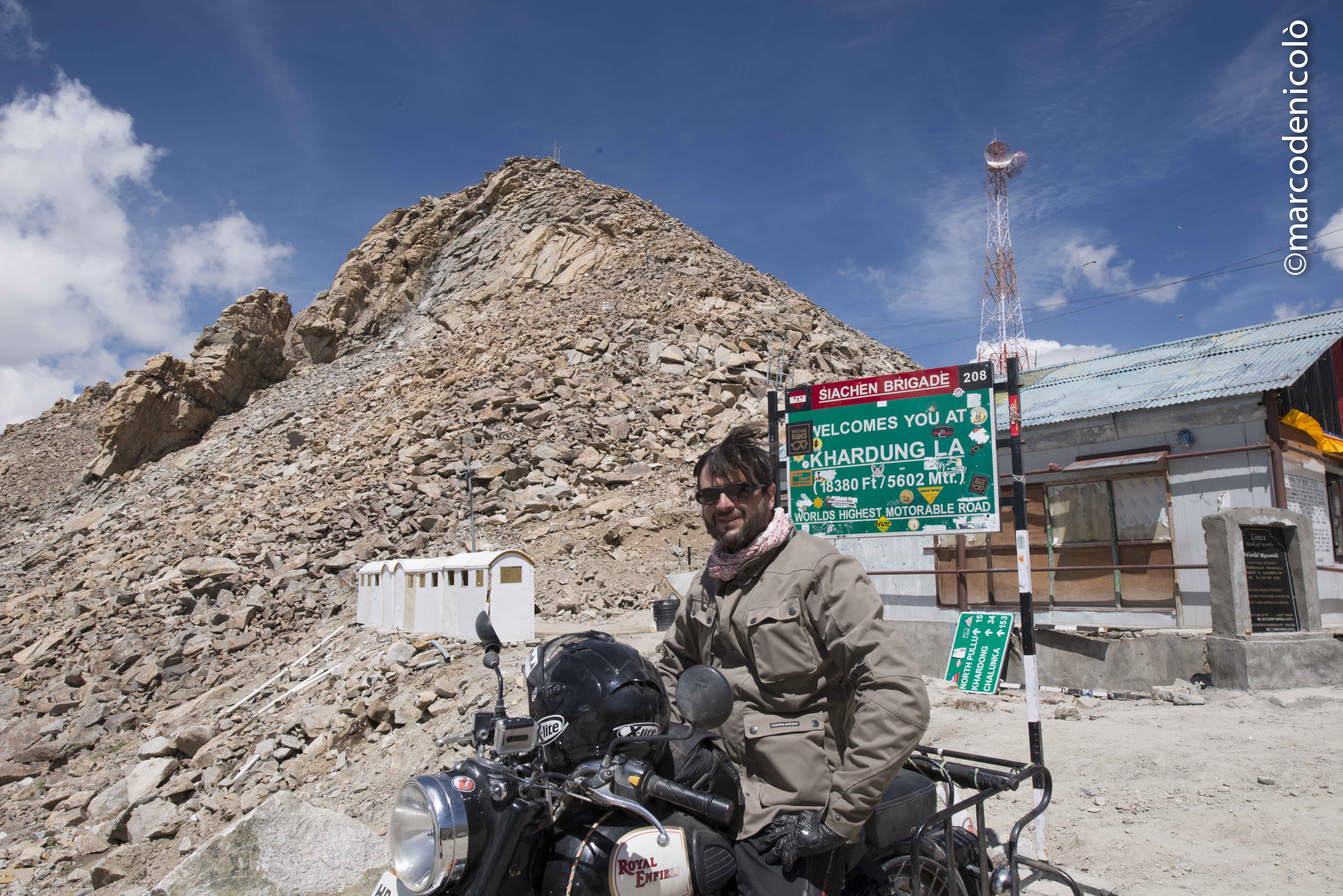 motoreetto sul khardung la ladakh