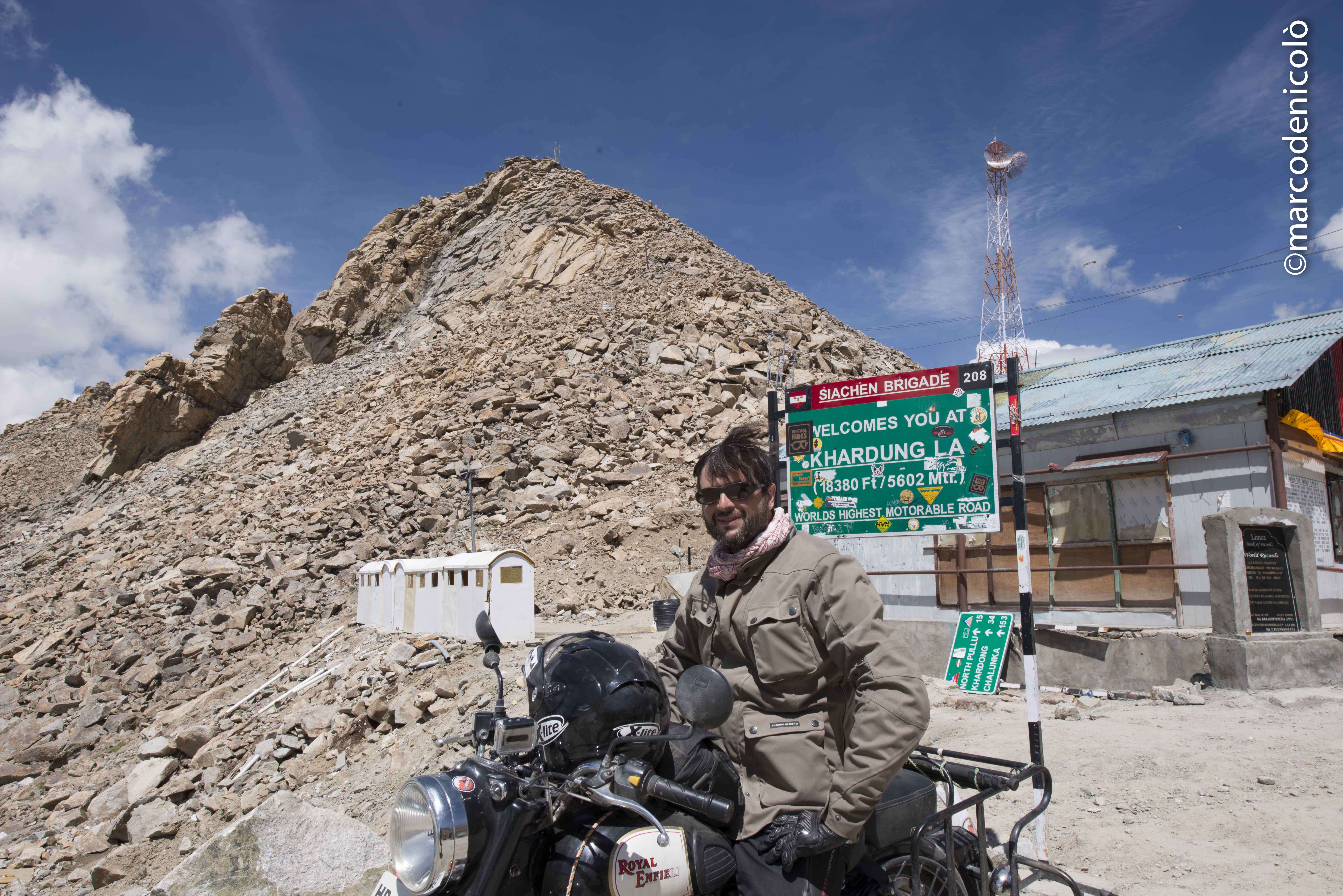 motoreetto sul Khardung la Ladakh