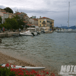 Valun Cres Croacia Playa de verano del mar motocicleta mar