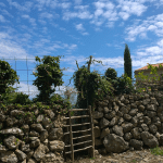 cortile di una tipica casa di cherso croazia