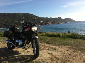 corsica en movimiento motoreetto Bonneville triunfo tizzano