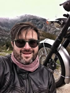 Corsica motorfiets motoreetto Kyle met Bonneville