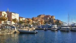 Corsica në lëvizje motoreetto port tullace