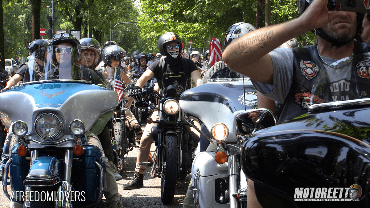 rally de jeep y ciclistas de vídeo Turín motoreetto