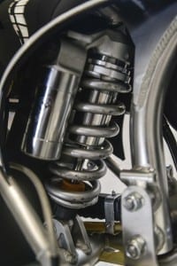 prova borile 300 cafè racer motoreetto 12 monoshock close-up