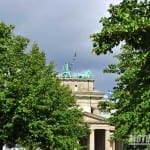 lado del muro de Berlín Brandenburgo con trenes