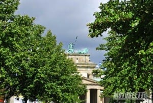 lado del muro de Berlín Brandenburgo con trenes