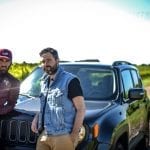 motoreetto e alberto soiatti in posa con jeep renegade durante off the map