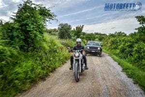 renegado jeep piloto persigue baja Harley en Portoroz-modalidad todoterreno offthemap motoreetto soiatti de efecto invernadero