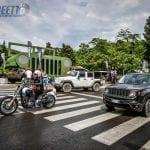 motoreetto en soiatti van Harley en jeeps reis in Portorož's kweekhuis jeep in die voorkant van die dorp