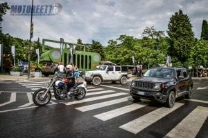 motoreetto en soiatti van Harley en jeeps reis in Portorož's kweekhuis jeep in die voorkant van die dorp