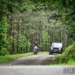 Strade Slowenië con jeep ontsnapte e Harley Davidson lae ruiter