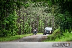 Strade Slowenië con jeep ontsnapte e Harley Davidson lae ruiter