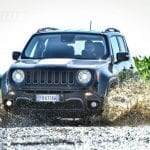 jeep renegade nel fango con motoreetto