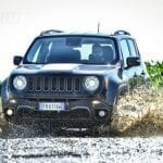 jeep ontsnapte in die modder met motoreetto